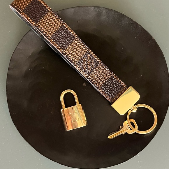 AUTHENTIC VINTAGE Louis Vuitton Solid Brass lock and key - Picture 7 of 7